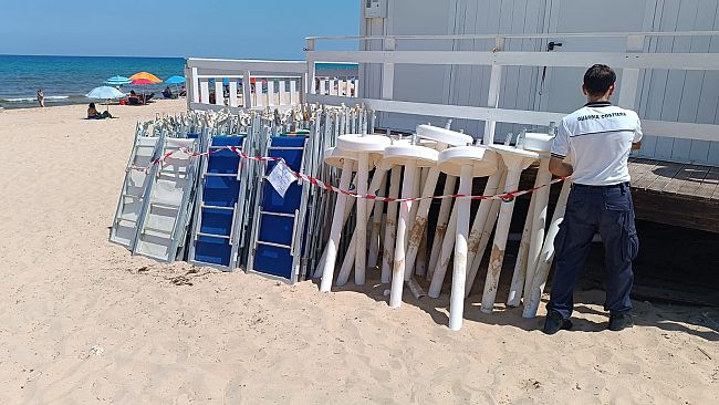 Alcamo Marina: liberati 360 mq di spiaggia e sequestrate attrezzature abusive