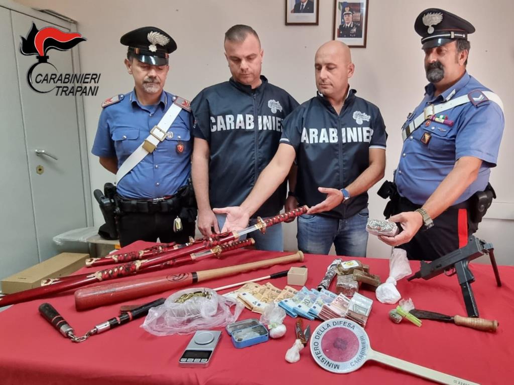 Mazara, sorpreso ai domiciliari con armi e droga