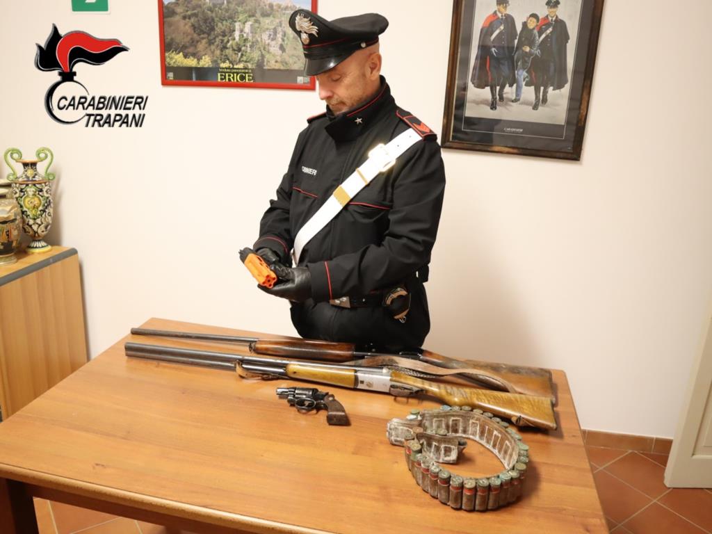 Erice, i Carabinieri sequestrano armi e munizione rubate in un casolare abbandonato (VIDEO)