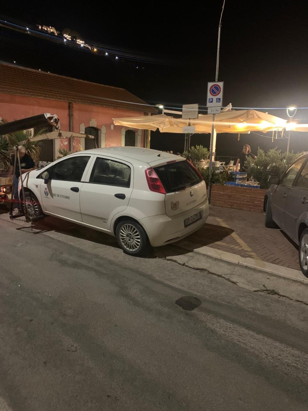 Castellammare, auto del Comune multata per parcheggio abusivo in stallo riservato ai disabili