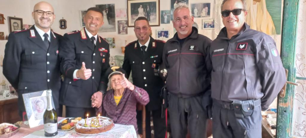 Favignana, i Carabinieri festeggiano i 103 anni di zia Rosina