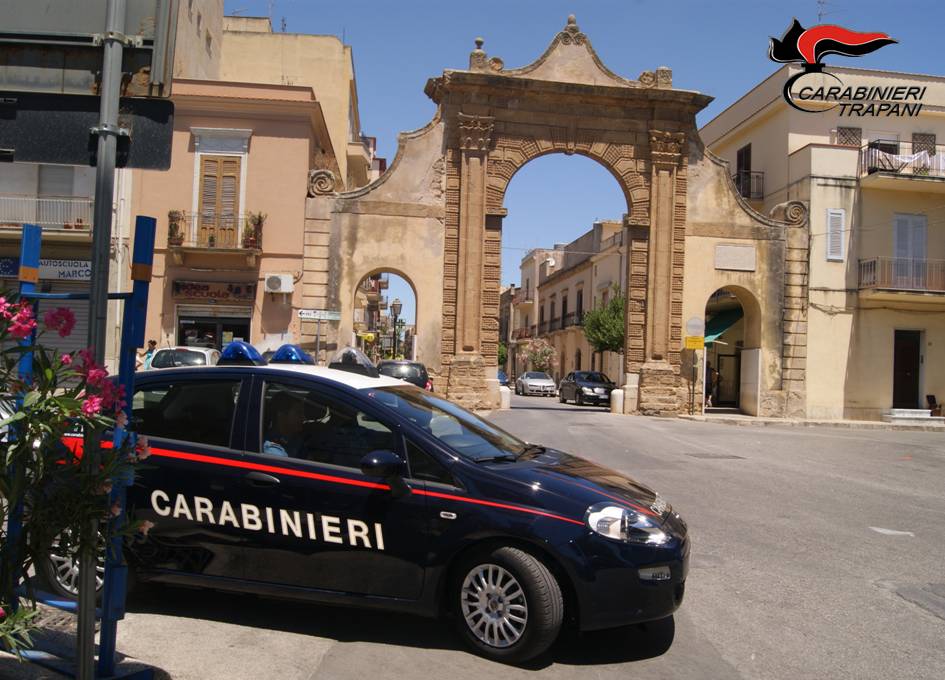 Castelvetrano, picchiato e lasciato svenuto per strada: denunciati in quattro