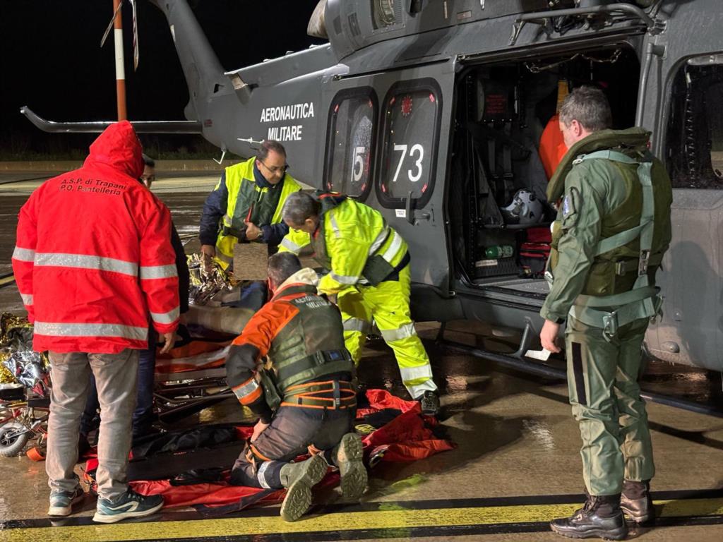 Aeronautica: elicottero del soccorso aereo trasporta d'urgenza un giovane da Pantelleria a Palermo