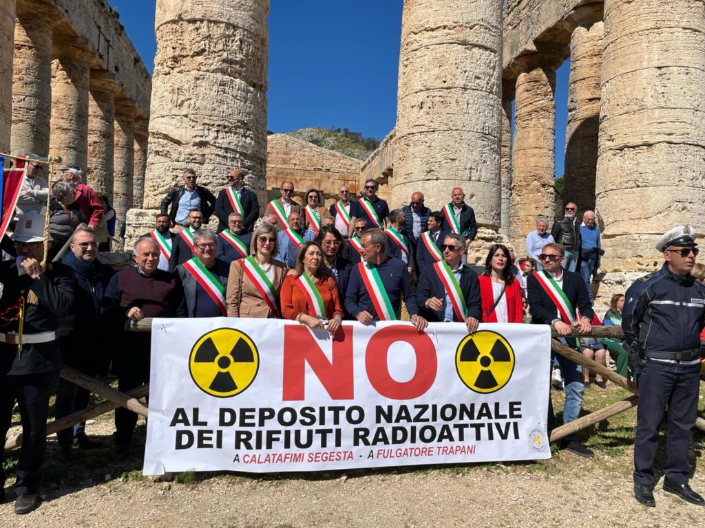 Catena umana attorno al tempio di Segesta per dire no al deposito di scorie nucleari nel trapanese (VIDEO)