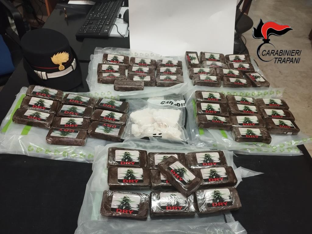 Trapani, in auto con la droga: arrestata coppia di alcamesi